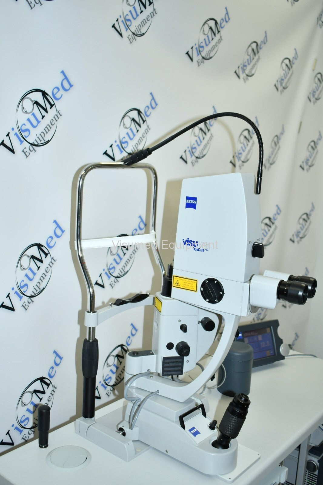 Refurbished Carl Zeiss 532s Argon and Nd-YAG laser VISULAS II Plus combo laser offered by Visumed Equipment