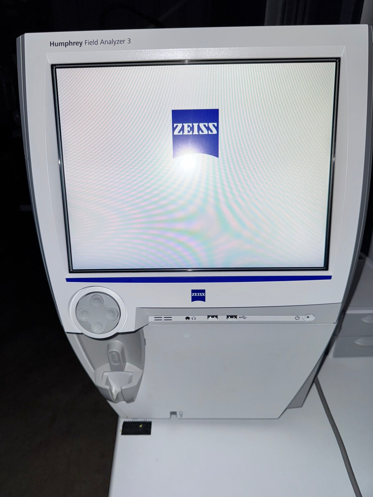 Zeiss Humphrey Field Analyzer 3 powering up to the Zeiss splash screen