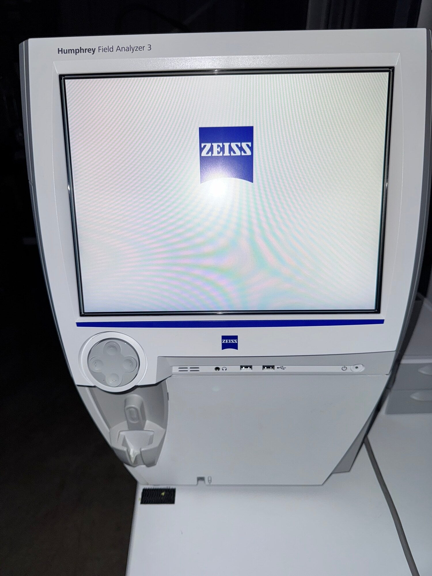 Zeiss Humphrey Field Analyzer 3 powering up to the Zeiss splash screen